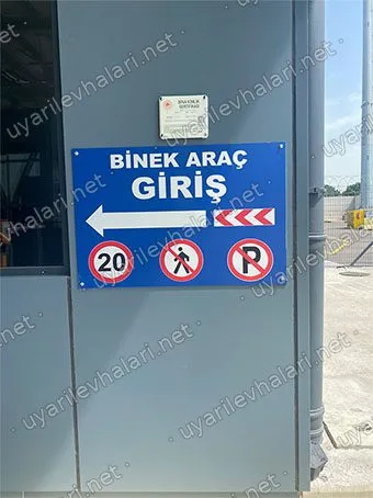 Binek araç giriş yönlendirme tabelası